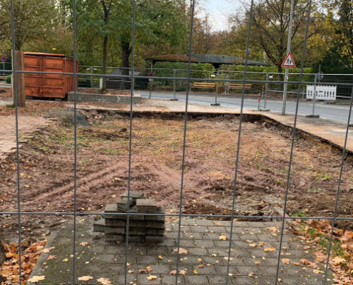 Hier stand einst das Toilettenhäuschen neben dem Festspielhaus. Foto: Redaktion