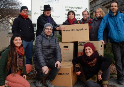 Mit Elena Michel, Sebastian Norck und Franziska Falterer (vordere Reihe, v.l.) hoffen die Unterstützer des Zukunftsquartiers Kreuz auf baldige Umsetzung ihres Konzepts. Foto: Elena Michel