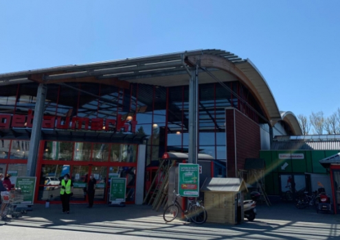 Vor dem Hagebaumarkt in Bayreuth kontrollieren Securities, wer in den Markt darf. Denn ohne Einkaufswagen darf niemand den Markt betreten. Foto: Katharina Adler