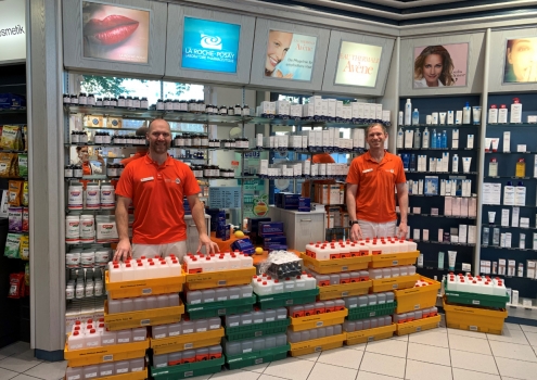 Bayreuther Schulen Dr. Jens Landwehr (rechts) und Dr. Andreas Paul von der Rathaus-Apotheke mit den 400 Litern Handdesinfektionsmitteln. Foto: Rathaus-Apotheke.