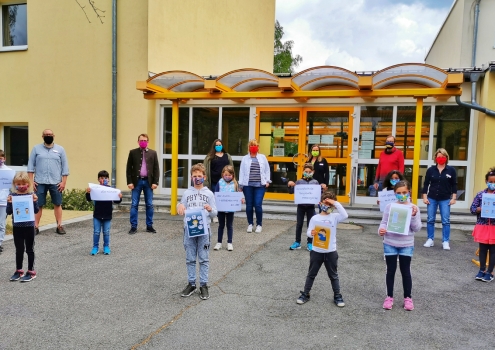 Kinder der Notbetreuung der AWO in Bayreuth bekommen Mund- und Nasenschutzmasken gespendet.