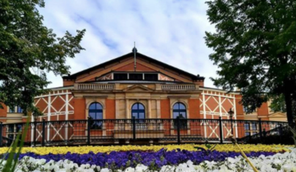 Zur Premiere der Bayreuther Festspiele am 25. Juli 2021 wird die Auffahrt zum Grünen Hügel vollständig gesperrt. Der Verkehr wird umgeleitet. Archivfoto: Redaktion