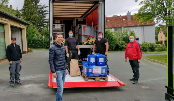 Landrat Florian Wiedemann bei der Übergabe von Desinfektionsmittel und Schutzmasken an die Feuerwehren im Landkreis Bayreuth. Foto: Landkreis Bayreuth