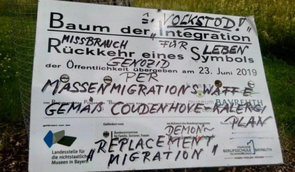 Der Baum der Integration wurde beschmutzt. In der Inschrift ist von 