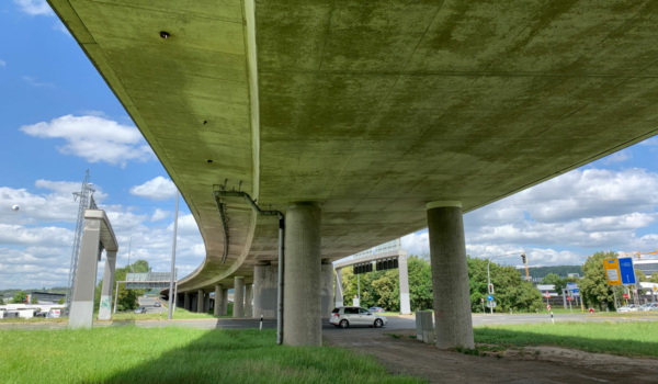 Die Hochbrücke in Bayreuth muss abgerissen und neu gebaut werden. Foto: Katharina Adler