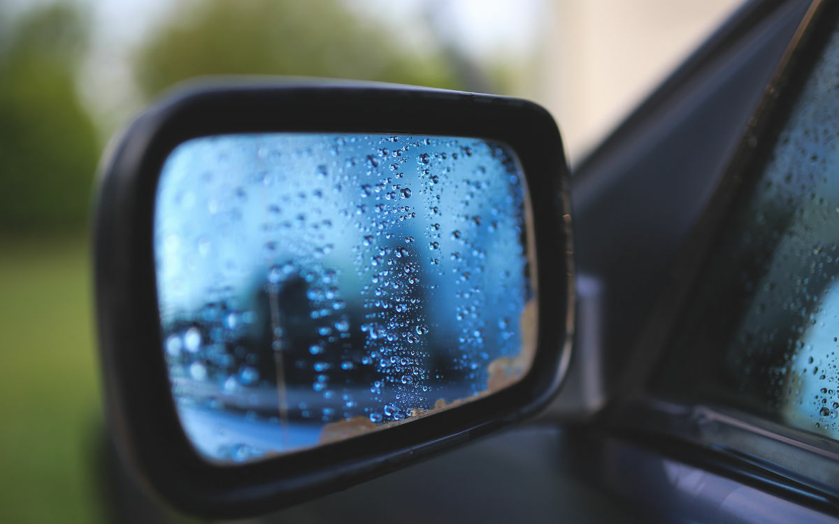 Im Rückspiegel hat der BMW-Fahrer den Jugendlichen offenbar übersehen. Foto: pixabay