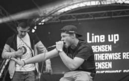 Rapper Bensen aus Hof live on Stage bei einem Konzert. Foto: privat