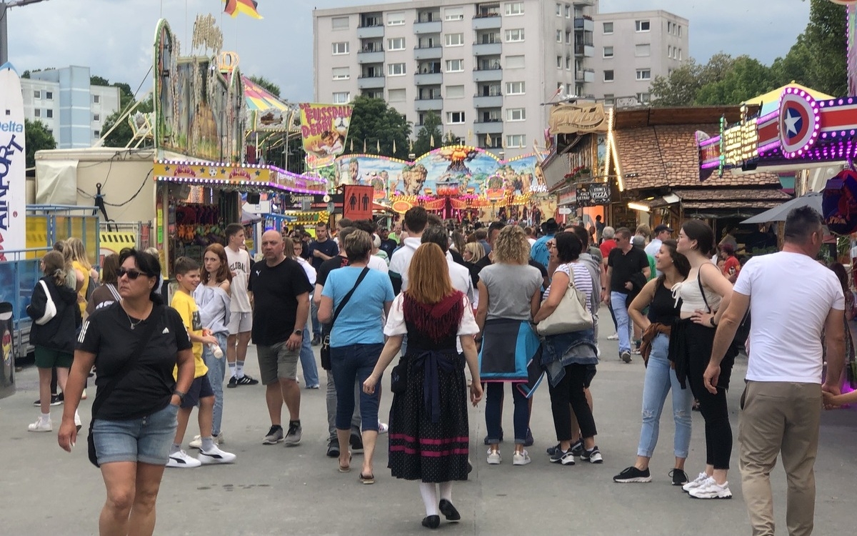 Wer rund ums Bayreuther Volksfest Auto fahren muss sollte einiges beachten. Archivfoto: Noureddine Guimouza