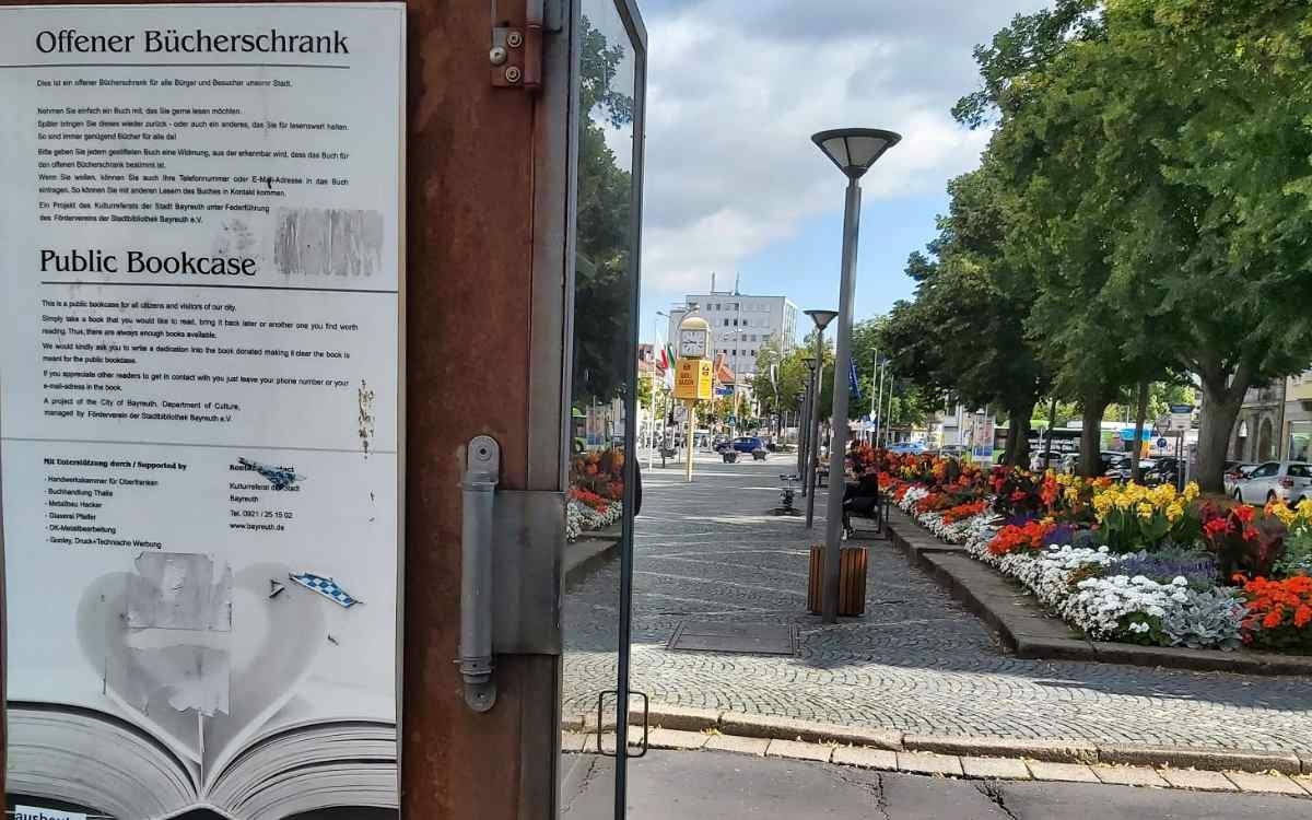 Der offene Bücherschrank auf dem Luitpoldplatz in Bayreuth. Bild: Neele Boderius