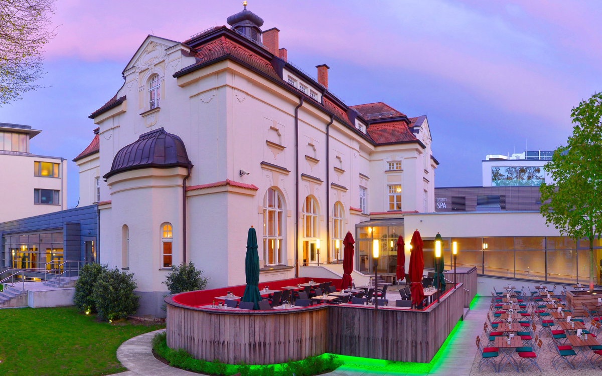 Das Hotel ASAM trifft als grüne Stadtoase auf die Stadt Straubing. ©Fotoatelier am Hafen - German Popp