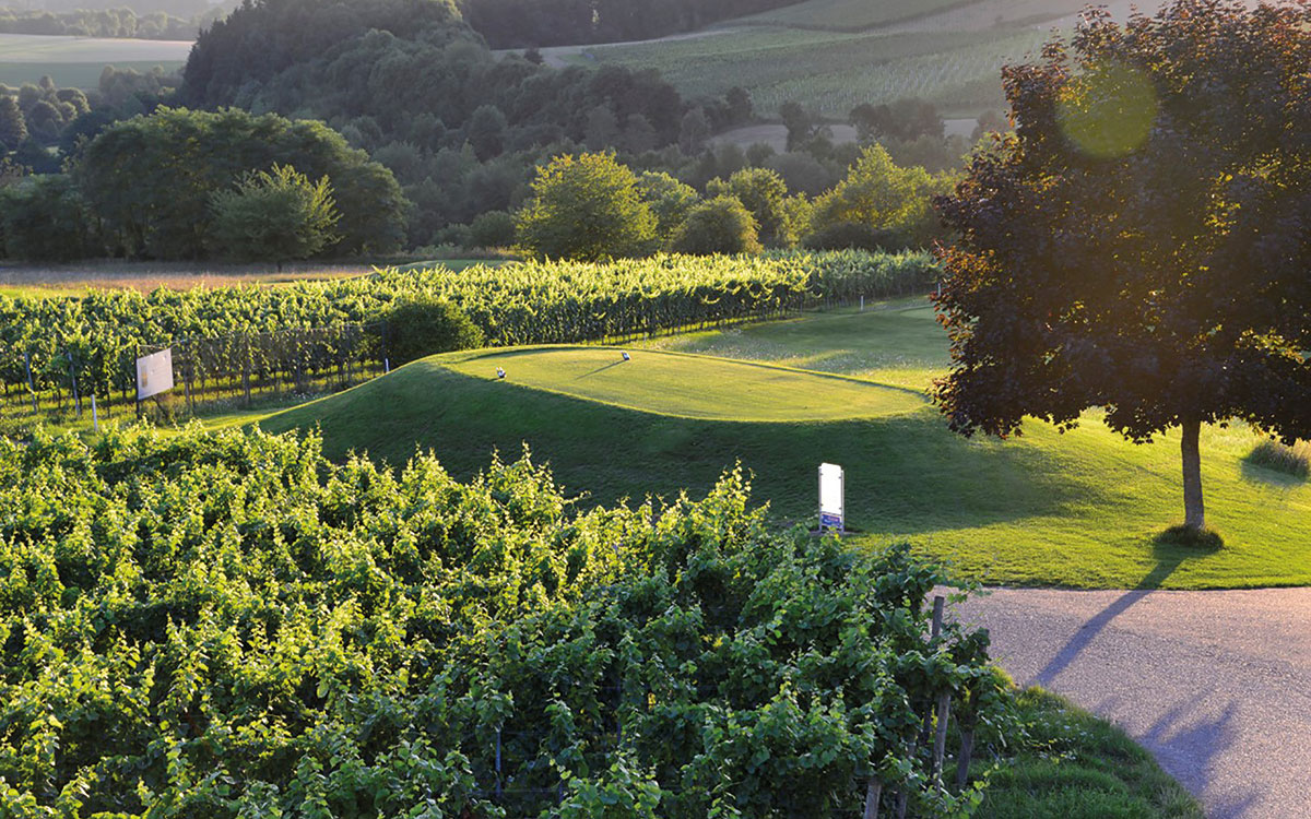 Direkt neben dem Golfplatz kann man einen schönen Blick über die Weinberge verweilen lassen ©Heitlinger Genußwelten