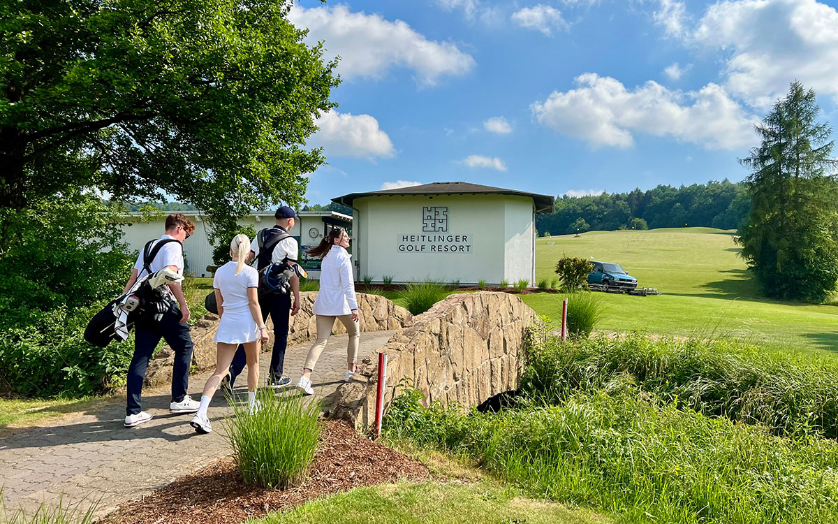 Auf dem Golfplatz der Heitlinger Genusswelten liegt sowohl ein 18 Golf-Loch-Platz, als auch ein 6 Golf-Loch-Platz für die Golfspieler ©Heitlinger Genußwelten