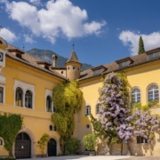 In der malerischen Landschaft von Südtirol liegt majestätisch das Schloss Castel. Hier befindet sich das Weingut Castel Sallegg in Kaltern am See. ©Castel Sallegg