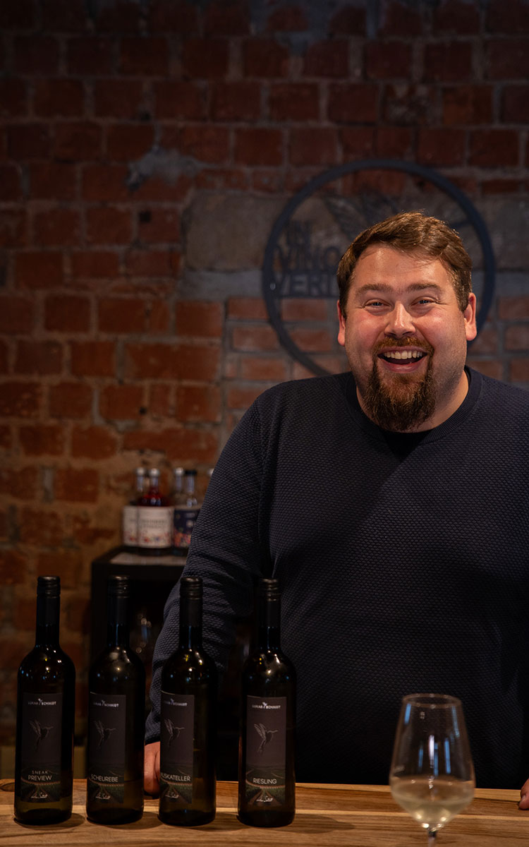 Lukas Schmidt hat gut lachen, da seine Weine voll im Trend sind © LUKAS SCHMIDT Wein