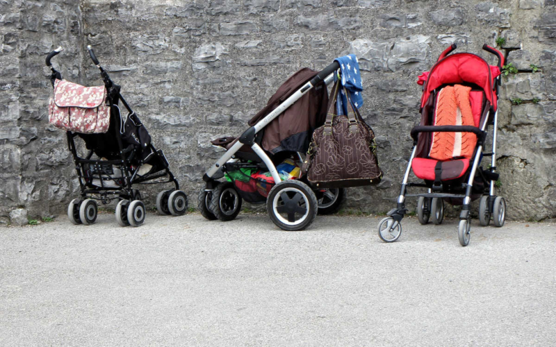 Bei einem Unfall in Bayreuth hat ein Autofahrer den Kinderwagen einer jungen Mutter beschädigt. Symbolbild: Pixabay