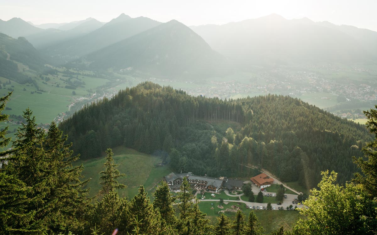 Blick auf die Schlossanger Alp, die umgeben ist von den Allgäuer Bergen. Hier ist jeder Besuch ein besonderes Erlebnis. © Andi Mayr