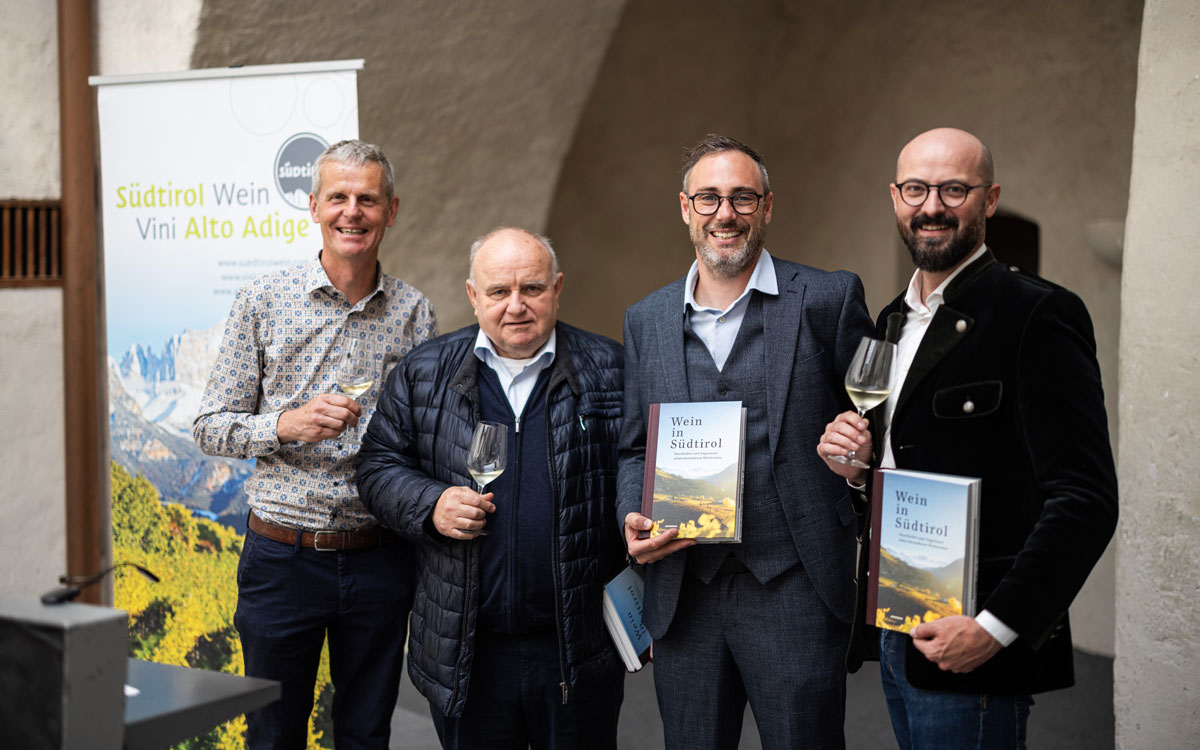 Das Team rund um das Buch „Wein in Südtirol“. ©Konsortium Südtirol Wein