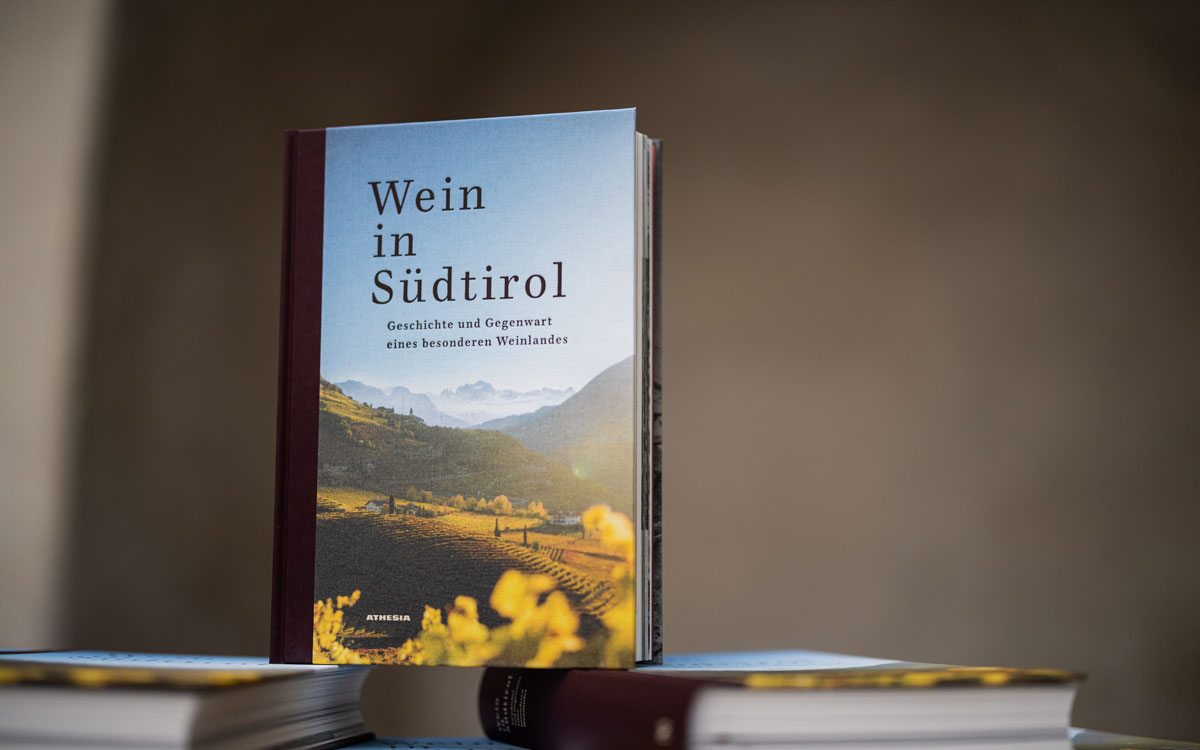 Das neue Buch als Standardwerk über Wein in Südtirol – ab sofort im Buchhandel erhältlich. ©Konsortium Südtirol Wein
