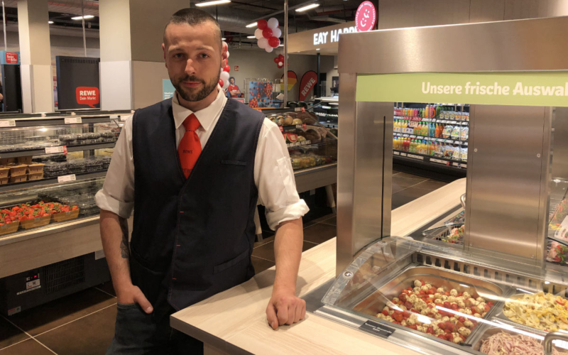 Rewe-Marktmanager Marcel Bertelmann an der Salatbar. Foto: Stefanie Schweinstetter