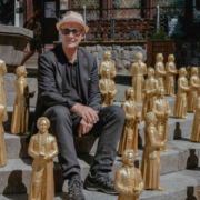 Ottmar Hörl mit seiner Skulptureninstallation 
