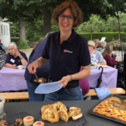 Karin Sommerer, eine der Ehrenamtlichen bei der Kuchenausgabe am Fahrradcafé. Foto: Stefanie Schweinstetter