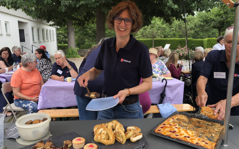 Karin Sommerer, eine der Ehrenamtlichen bei der Kuchenausgabe am Fahrradcafé. Foto: Stefanie Schweinstetter