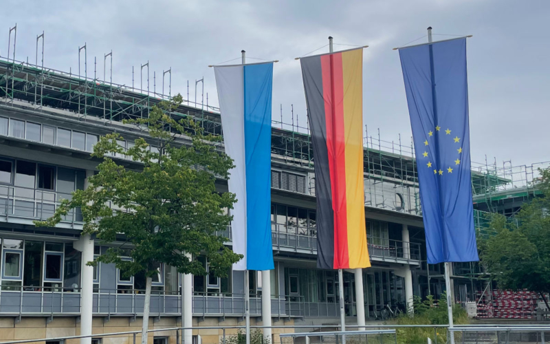 In ganz Deutschland werden am 20. Juni die Flaggen an öffentlichen Gebäuden gehisst. Bayreuth macht mit. Foto: Michael Christensen