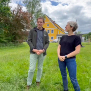 Katharina Müller-Sanke (rechts) führt ein Interview mit Sebastian Thiem (links), der Leiter der Landwirtschaftlichen Lehranstalten. Foto: Michael Christensen