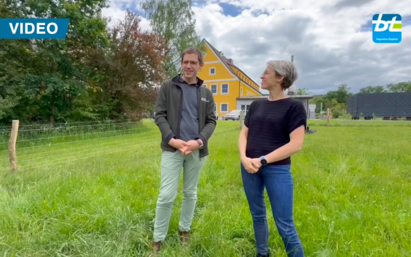 Katharina Müller-Sanke (rechts) führt ein Interview mit Sebastian Thiem (links), der Leiter der Landwirtschaftlichen Lehranstalten. Foto: Michael Christensen