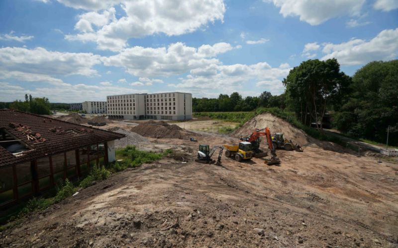 Ein Teil des Lärmschutzwalls wurde abgetragen, was einen freien Blick auf das neue Studentenwohnheim ermöglicht. Das alte Bürogebäude an linken Bildrand wird derzeit abgerissen. Foto: Stadt Bayreuth
