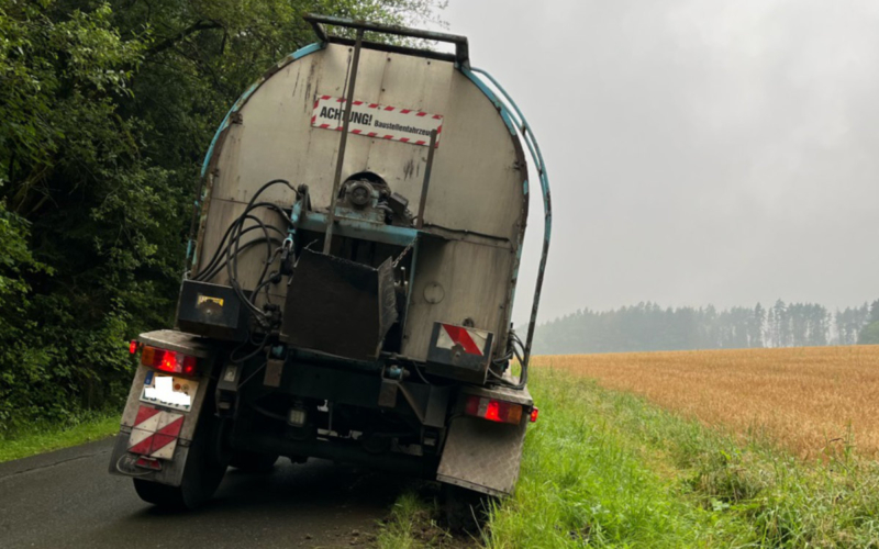 Der LKW drohte wegen des weichen Bodens umzukippen. Foto: Polizeiinspektion Stadtsteinach