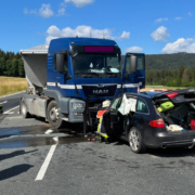 Auf der B303 bei Tröstau sind bei einem Frontalzusammenstoß zwei Personen schwer verletzt worden. Quelle: PI Wunsiedel