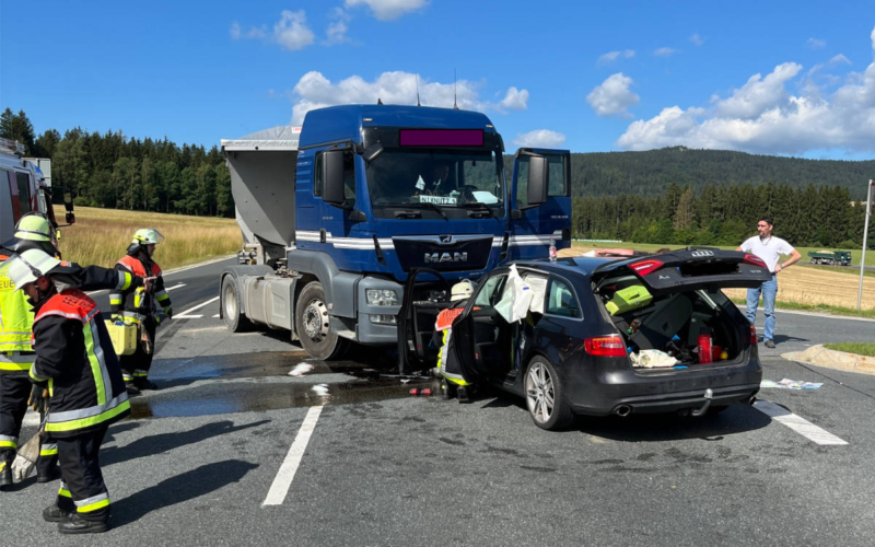 Auf der B303 bei Tröstau sind bei einem Frontalzusammenstoß zwei Personen schwer verletzt worden. Quelle: PI Wunsiedel