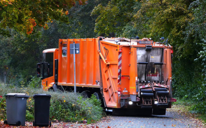 Einen Augenblick zu warten ist für alle am sichersten, sagt der Kraftfahrer von der Müllabfuhr Bayreuth. Symbolbild Pixabay
