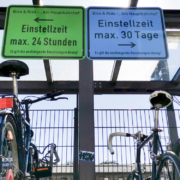 In der Bike & Ride-Anlage am Hauptbahnhof gibt es seit kurzem zwei Parkzonen: Im grünen Bereich dürfen Fahrräder 24 Stunden abgestellt werden, im blauen bis zu 30 Tage. Foto: Stadt Bayreuth