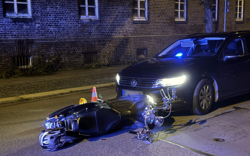 Der Rollerfahrer fuhr schließlich in ein Fahrzeug der Zivilstreife hinein. Foto: NEWS5 / Frank Mertel