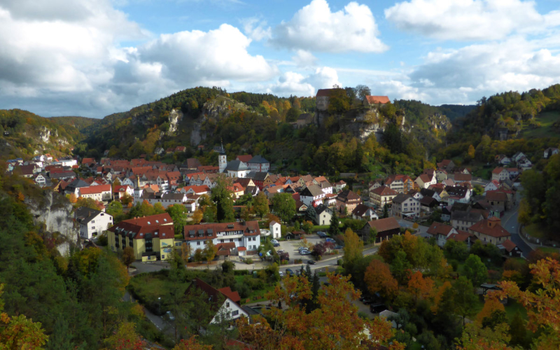 Eingebettet zwischen den Felsen der Fränkischen Schweiz liegt Pottenstein. Diese Woche gibt es dort viele verschiedene Aktivitäten. Foto: Tourismusbüro Pottenstein