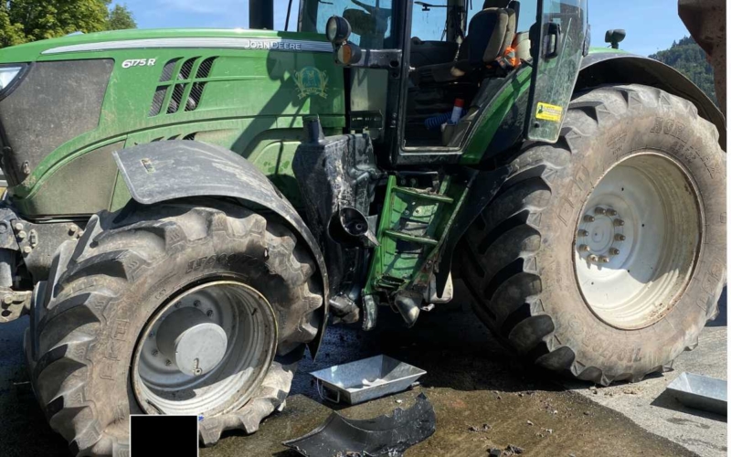 Ein Auto ist auf der B303 zwischen Stadtsteinach und Untersteinach in einen Traktor gerast. Bildquelle: Polizei Stadtsteinach