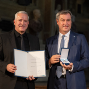 Alexander Herrmann ist mit dem Bayerischen Verdienstorden ausgezeichnet worden. Foto: Staatskanzlei