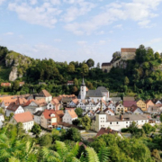 Eingebettet zwischen den Felsen der Fränkischen Schweiz liegt Pottenstein. Diese Woche gibt es dort viele verschiedene Aktivitäten. Foto: Pixabay