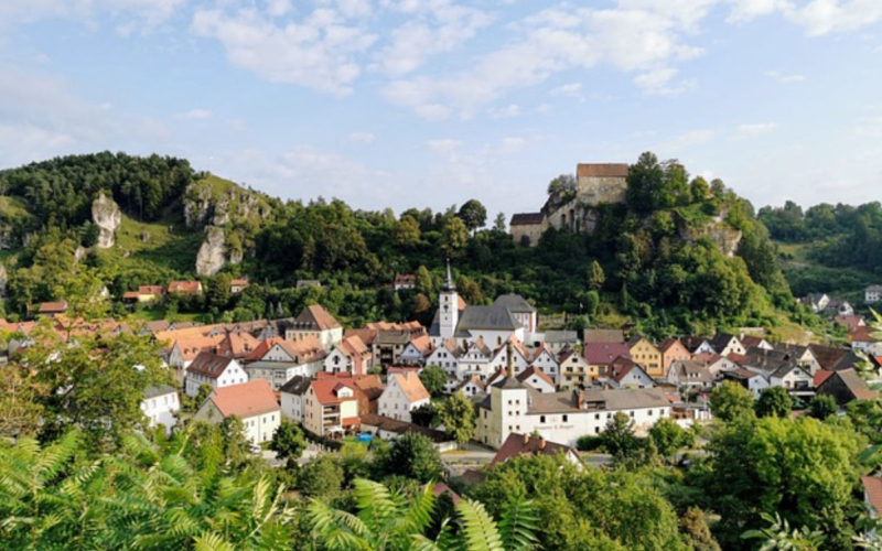 Eingebettet zwischen den Felsen der Fränkischen Schweiz liegt Pottenstein. Diese Woche gibt es dort viele verschiedene Aktivitäten. Foto: Pixabay