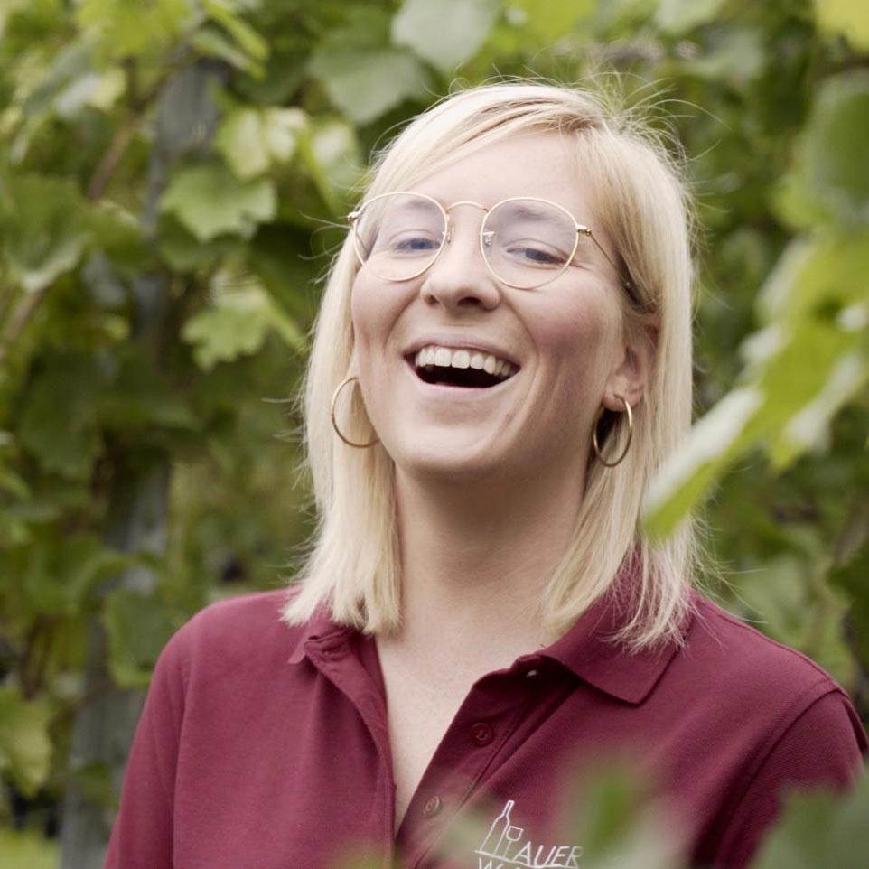 Barbara Auer-Albrecht strahlt bei der Traubenernte: Ihre grenzenlose Leidenschaft für Weinbau Auer ist ansteckend. @alexkahlertfotografie