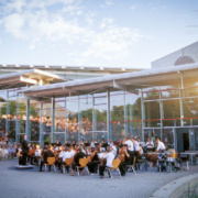 Das Uniorchester spielt am 16. Juli draußen umsonst. Dabei wird getanzt. Foto: Uni Bayreuth