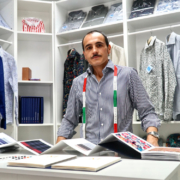 Giovanni De Simone aus Neapel freut sich darauf, Kunden im Bekleidungsgeschäft 'Camiceria Piemonte Napoli' zu empfangen. Foto: Michael Christensen