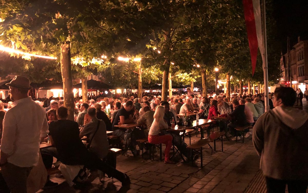 Auch am Samstagabend waren die Tische auf dem Marktplatz gut besetzt. Foto: bt-Redaktion