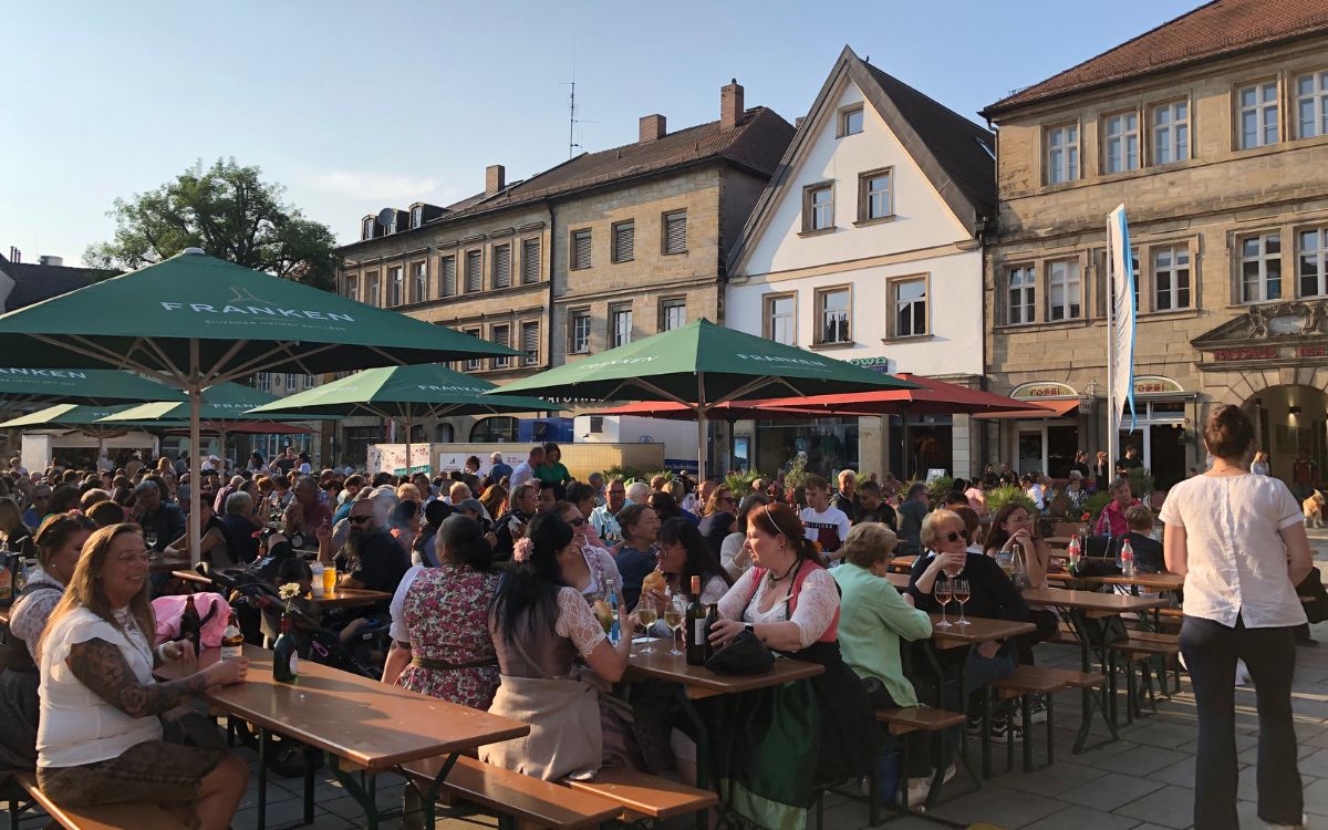 Auf beiden Seiten der Bühne sind Biertische aufgebaut. Foto: Stefanie Schweinstetter