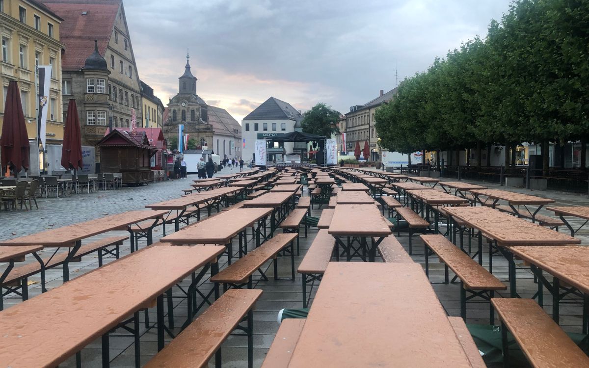 Zum Vergleich: So sah es gestern Abend noch auf dem Marktplatz aus. Foto: Stefanie Schweinstetter