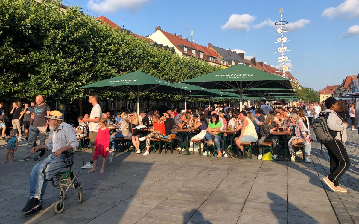 Vor der Bühne gibt es eine Tanzfläche, die am Freitagabend auch schon ab und zu genutzt wird. Foto: Stefanie Schweinstetter