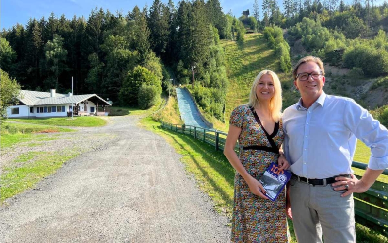 Bei schönstem Sommerwetter machte sich Landtagsabgeordneter Franc Dierl mit seiner Kollegin aus dem Bundestag, Dr. Silke Launert, ein Bild von der 45-Meter-Skisprungschanze in Warmensteinach. Foto: F. Dierl