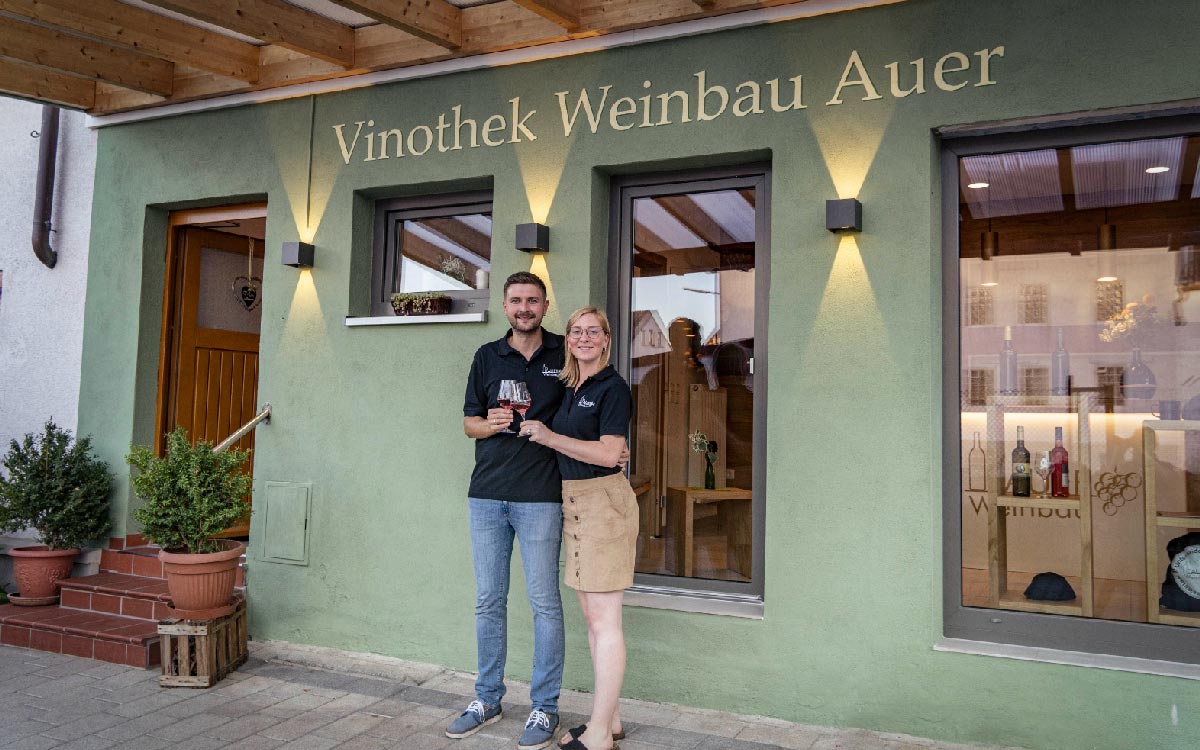 Barbara Auer-Albrecht und Michael Auer vor dem Eingang Ihrer Vinothek @ Claudio Osorio